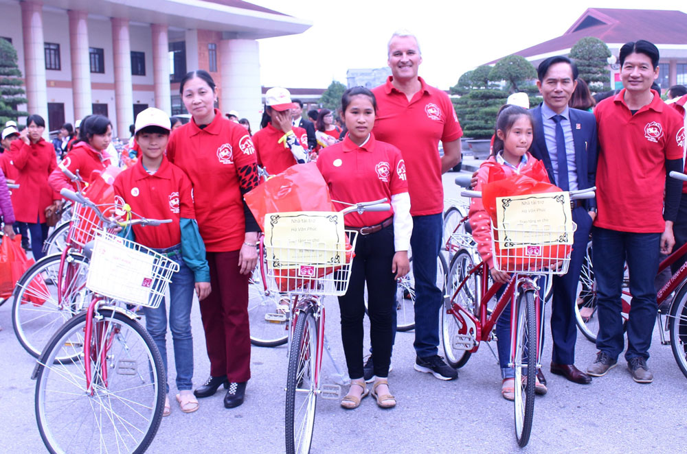 Sau Lễ phát động, đoàn đạp xe diễu hành qua một số tuyến đường của Thành phố Bắc Ninh nhằm mục đích tuyên truyền về An toàn Giao thông và Bảo vệ môi trường