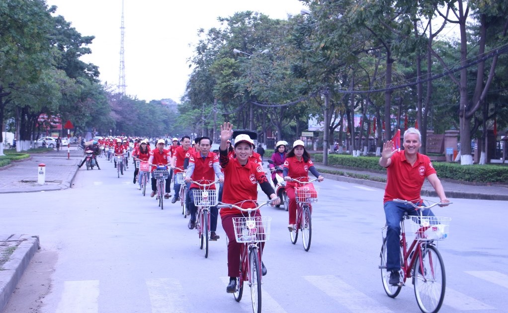 Sau Lễ phát động, đoàn đạp xe diễu hành qua một số tuyến đường của Thành phố Bắc Ninh nhằm mục đích tuyên truyền về An toàn Giao thông và Bảo vệ môi trường
