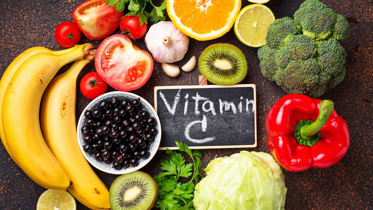 Cung cấp các thực phẩm giàu Vitamin C từ cam, chanh, ổi, bưởi giúp hỗ trợ hệ miễn dịch